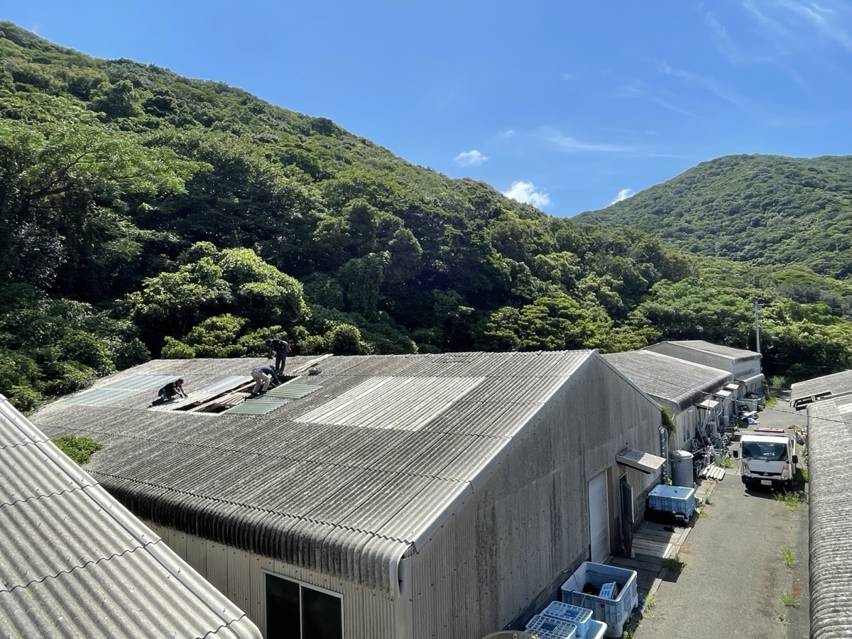 屋根の修繕作業の様子