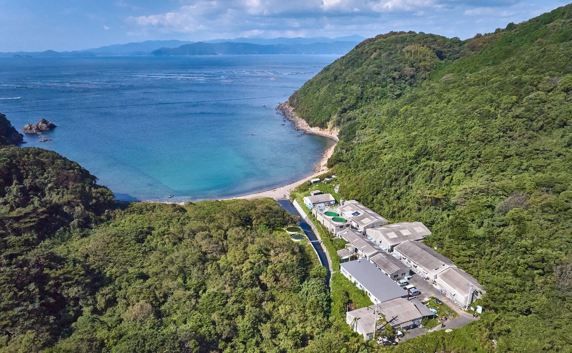 高知県大月町の美しい入り江にある養殖場